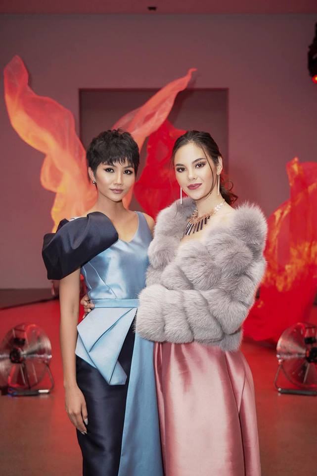 H’Hen Niê và Catriona Gray đẹp “bất phân thắng bại” khi hội ngộ tại New York Fashion Week - Ảnh 2.