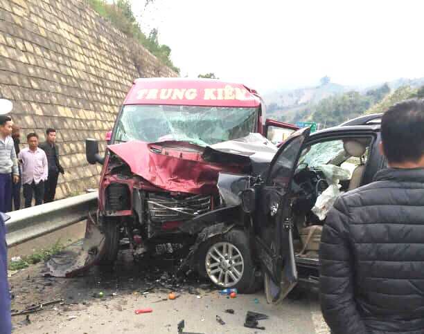 Lào Cai: 2 ô tô đâm nhau trên cao tốc khiến 9 người nhập viện - Ảnh 1.