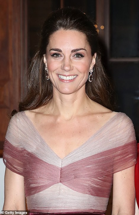 Kate Middleton cũng bận “chạy show” sự kiện, vừa từ nàng công sở đã hóa nữ thần sang chảnh khiến dân tình điên đảo - Ảnh 6.