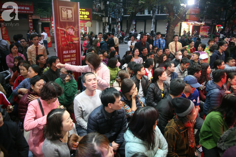 Xếp hàng từ 5h sáng chờ mở cửa tranh nhau mua vàng ngày Vía Thần tài ở Hà Nội - Ảnh 2.