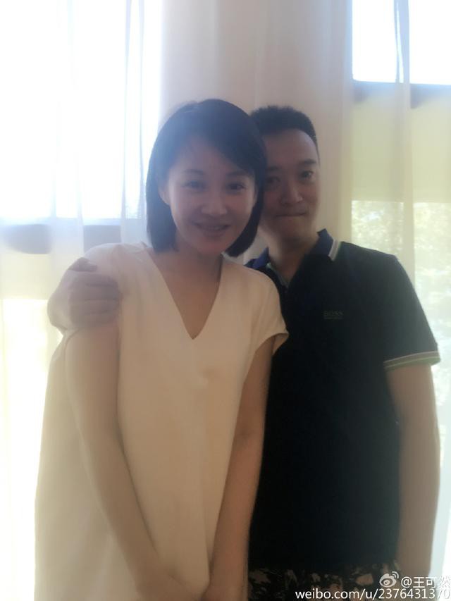 Thánh cô quyến rũ nhất Cbiz Hứa Tình lộ ảnh hẹn hò ở tuổi 50 sau nhiều trắc trở tình duyên? - Ảnh 10. Thánh cô quyến rũ nhất Cbiz Hứa Tình lộ ảnh hẹn hò ở tuổi 50 sau nhiều trắc trở tình duyên? - Ảnh 10.