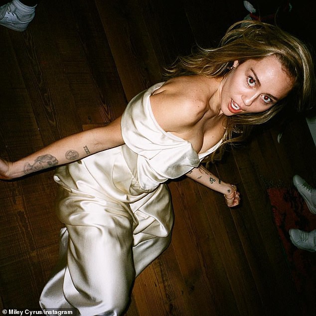 Ngọt ngào như cô dâu Miley Cyrus: Khoe nguyên album ảnh cưới tình ơi là tình nhân ngày Valentine - Ảnh 6.