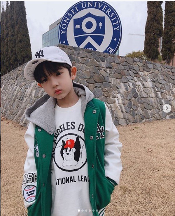 Cậu bé đẹp trai gây chú ý vì tặng hoa cho Công Phượng, thân thiết bên HLV Park Hang-seo, biết danh tính mới thật bất ngờ - Ảnh 6.