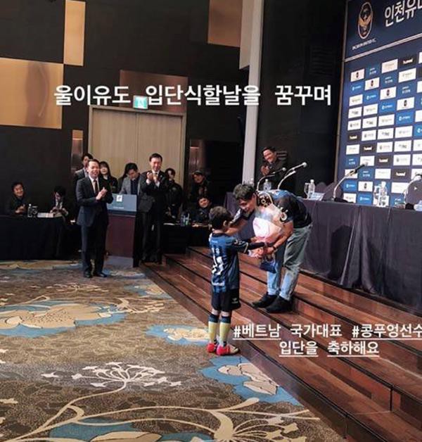 Cậu bé đẹp trai gây chú ý vì tặng hoa cho Công Phượng, thân thiết bên HLV Park Hang-seo, biết danh tính mới thật bất ngờ - Ảnh 2.
