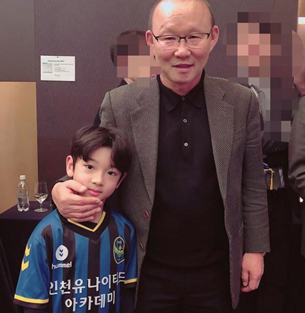 Cậu bé đẹp trai gây chú ý vì tặng hoa cho Công Phượng, thân thiết bên HLV Park Hang-seo, biết danh tính mới thật bất ngờ - Ảnh 3.