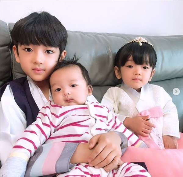 Cậu bé đẹp trai gây chú ý vì tặng hoa cho Công Phượng, thân thiết bên HLV Park Hang-seo, biết danh tính mới thật bất ngờ - Ảnh 10. Cậu bé đẹp trai gây chú ý vì tặng hoa cho Công Phượng, thân thiết bên HLV Park Hang-seo, biết danh tính mới thật bất ngờ - Ảnh 10.