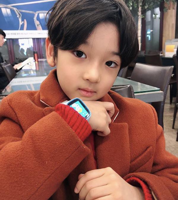 Cậu bé đẹp trai gây chú ý vì tặng hoa cho Công Phượng, thân thiết bên HLV Park Hang-seo, biết danh tính mới thật bất ngờ - Ảnh 12.
