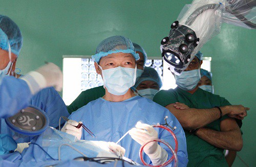 Mổ u não bằng robot chỉ mất 90 phút- Lần đầu tiên tại châu Á, Bệnh viện Việt Nam làm được điều này - Ảnh 1.