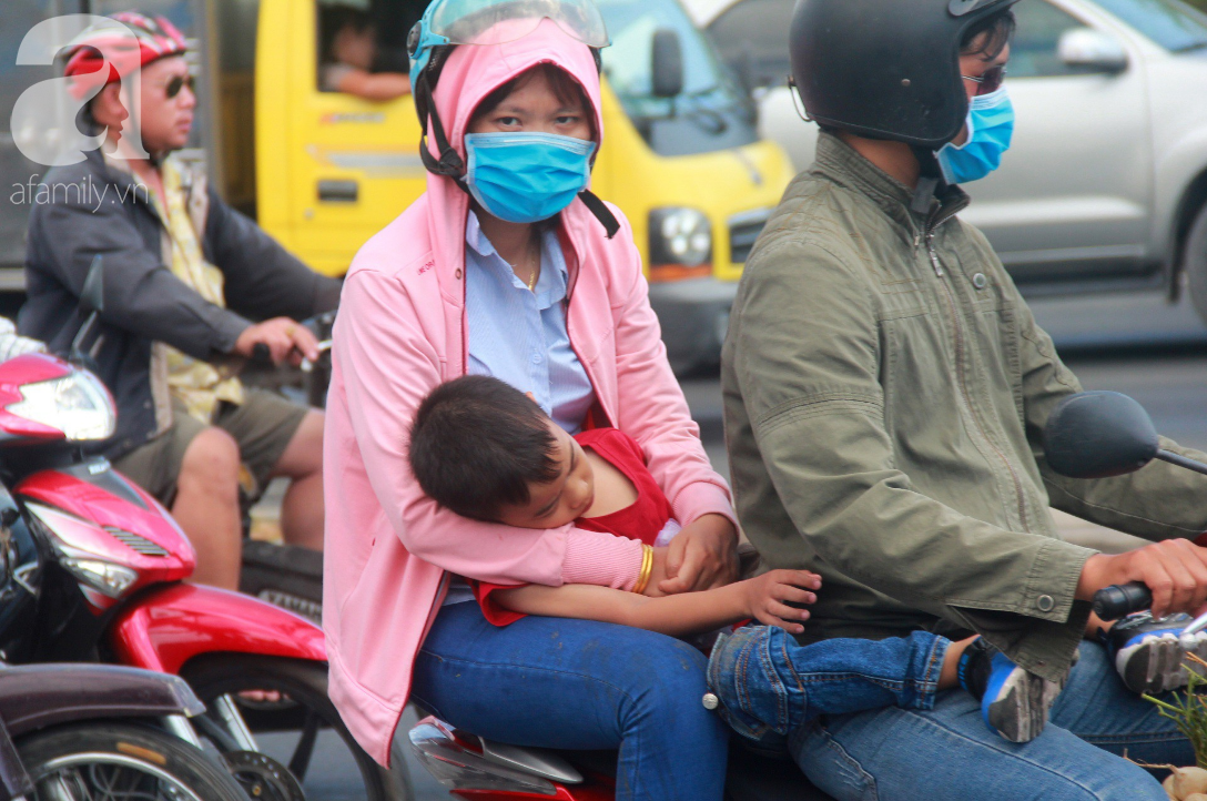 Sài Gòn nắng kinh hoàng sau Tết, người lớn trùm kín như Ninja, trẻ em mệt mỏi gục trên xe - Ảnh 4.