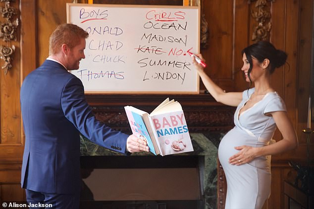 Người hâm mộ phát sốt với hình ảnh Meghan đi khám thai, Harry giúp vợ bầu tập yoga và em bé sắp chào đời phá vỡ kỷ lục này của Hoàng gia Anh - Ảnh 5.
