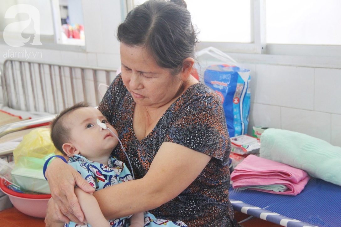 Hơn 1,2 tỷ đồng giúp đỡ bé trai 7 tháng tuổi bại não, bị mẹ bỏ rơi trước cổng chùa sang Singapore chữa trị - Ảnh 3. Hơn 1,2 tỷ đồng giúp đỡ bé trai 7 tháng tuổi bại não, bị mẹ bỏ rơi trước cổng chùa sang Singapore chữa trị - Ảnh 3.