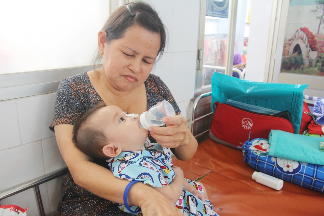 Hơn 1,2 tỷ đồng giúp đỡ bé trai 7 tháng tuổi bại não, bị mẹ bỏ rơi trước cổng chùa sang Singapore chữa trị - Ảnh 9.