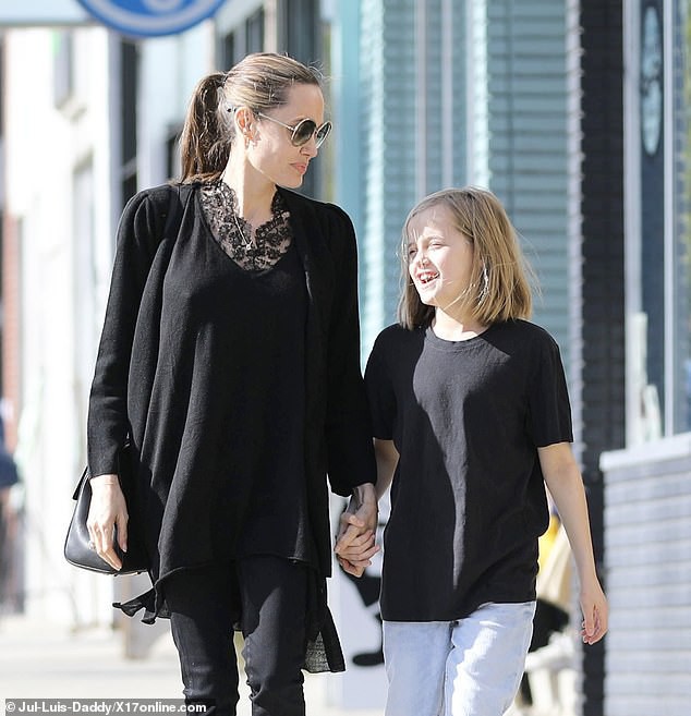 Bị đồn suy sụp vì Brad Pitt hẹn hò đối thủ, Angelina lại xuất hiện bên con với biểu cảm một trời một vực - Ảnh 6.
