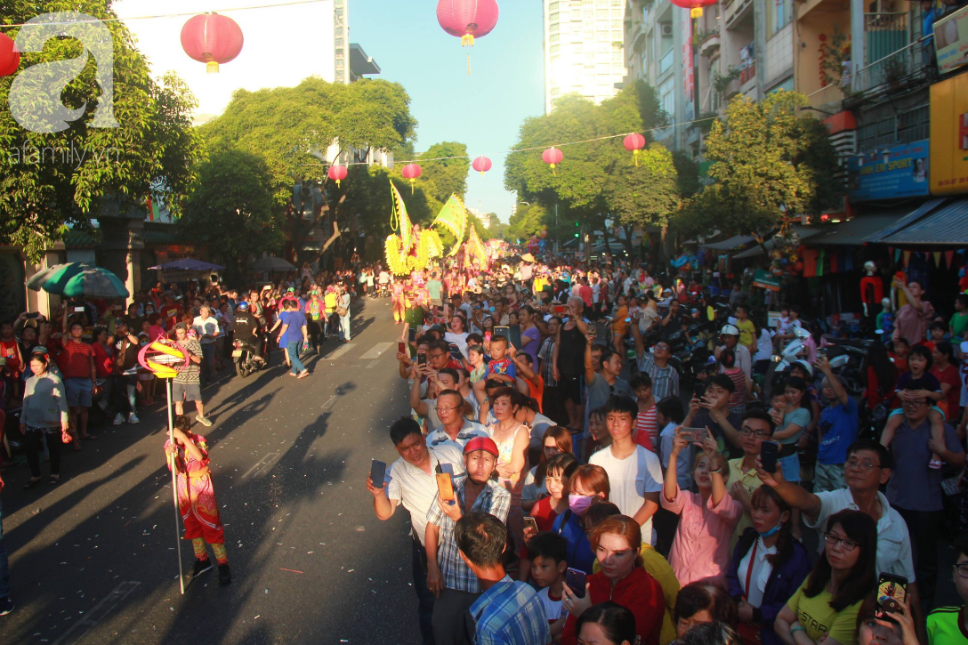 TP.HCM: Hàng ngàn người dân đi chùa cầu an, chen chúc xuống phố xem Bát Tiên khiến các tuyến đường kẹt cứng - Ảnh 1.
