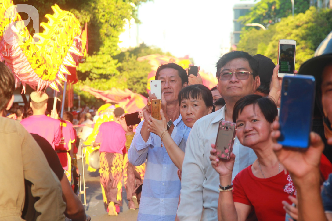 TP.HCM: Hàng ngàn người dân đi chùa cầu an, chen chúc xuống phố xem Bát Tiên khiến các tuyến đường kẹt cứng - Ảnh 2.