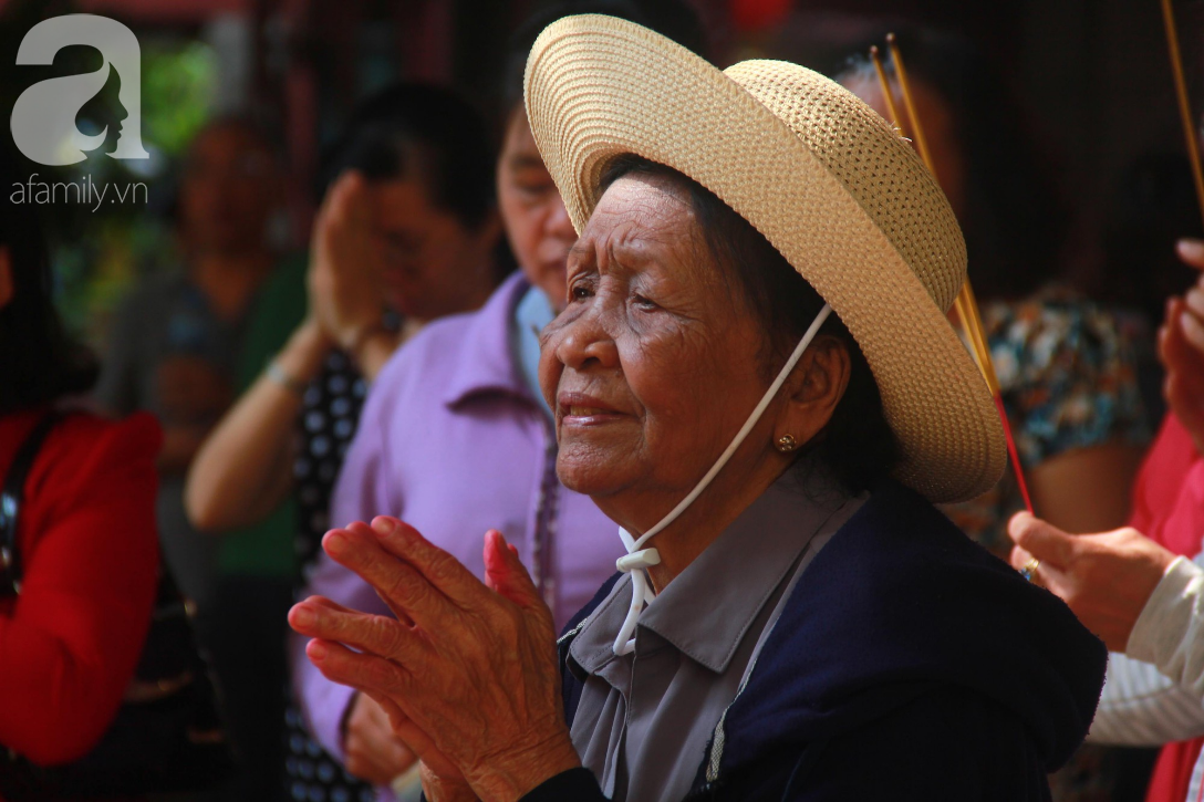 TP.HCM: Hàng ngàn người dân đi chùa cầu an, chen chúc xuống phố xem Bát Tiên khiến các tuyến đường kẹt cứng - Ảnh 10.