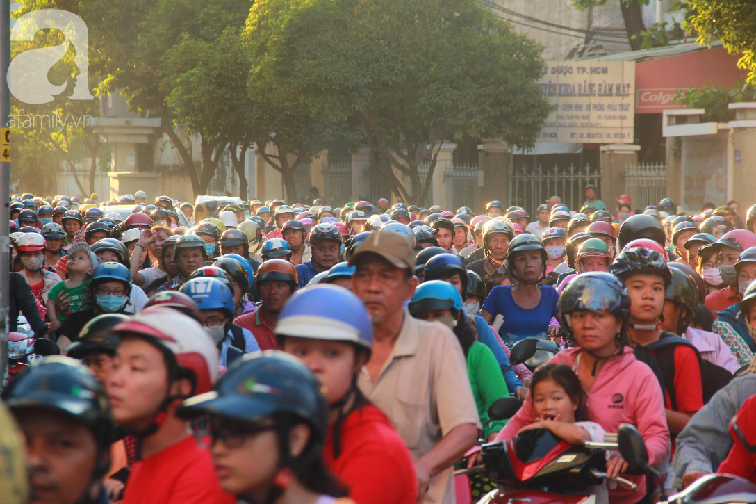 TP.HCM: Hàng ngàn người dân đi chùa cầu an, chen chúc xuống phố xem Bát Tiên khiến các tuyến đường kẹt cứng - Ảnh 11.