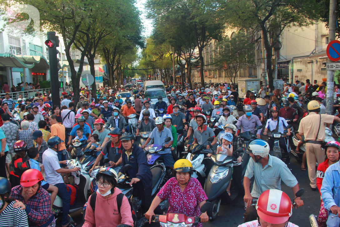 TP.HCM: Hàng ngàn người dân đi chùa cầu an, chen chúc xuống phố xem Bát Tiên khiến các tuyến đường kẹt cứng - Ảnh 3.