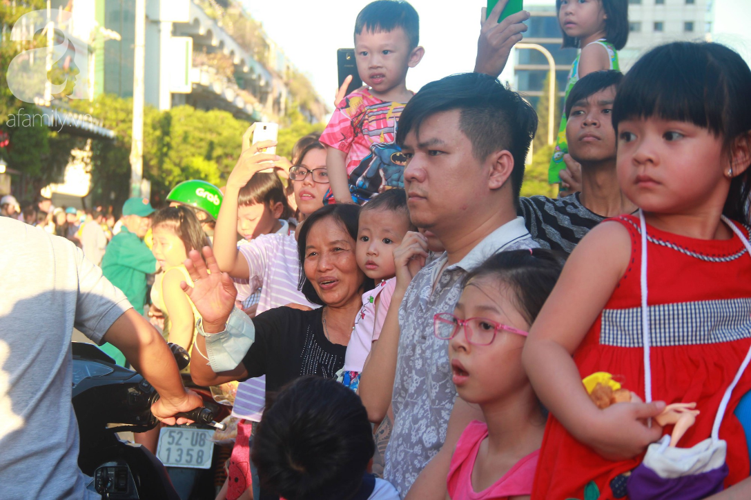 TP.HCM: Hàng ngàn người dân đi chùa cầu an, chen chúc xuống phố xem Bát Tiên khiến các tuyến đường kẹt cứng - Ảnh 4.