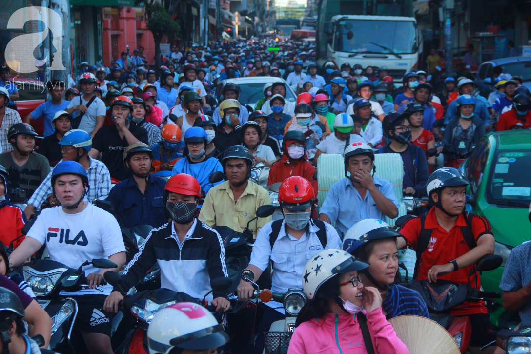TP.HCM: Hàng ngàn người dân đi chùa cầu an, chen chúc xuống phố xem Bát Tiên khiến các tuyến đường kẹt cứng - Ảnh 5.