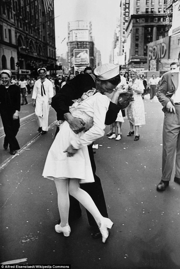 Người thủy thủ trong bức ảnh kinh điển nụ hôn ở Quảng trường Thời đại đã qua đời - Ảnh 1.