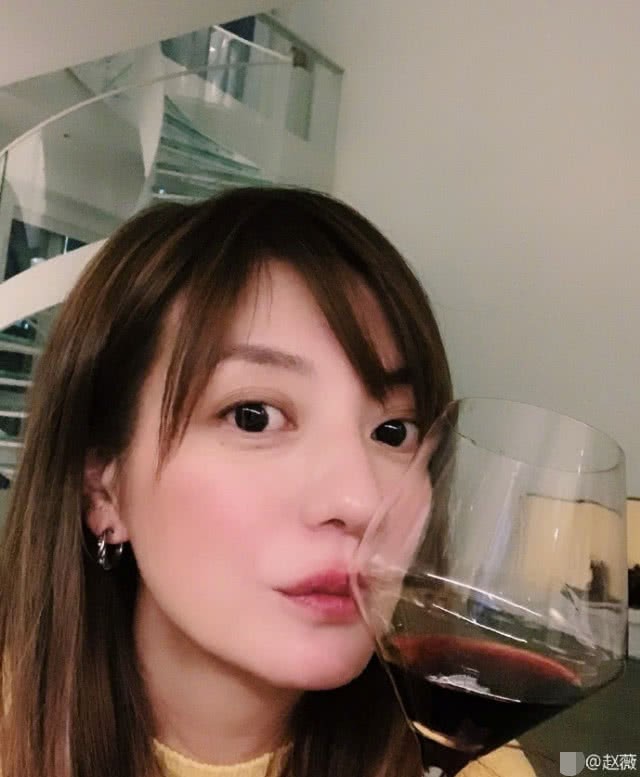 Triệu Vy lại khiến fan hâm mộ lo lắng khi lộ dấu hiệu đã ly thân, chỉ một mình cô đơn uống rượu ngày lễ quan trọng - Ảnh 3.
