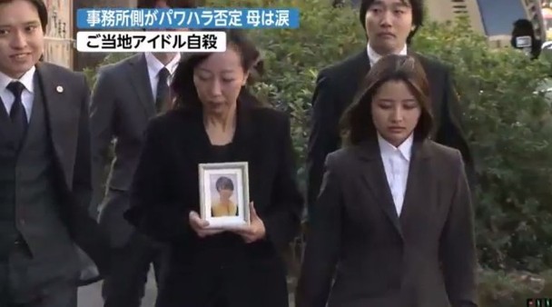 Idol 16 tuổi Nhật Bản tự vẫn vì bị bóc lột tàn nhẫn: Mẹ ruột gào khóc trong phiên tòa, đòi công ty bồi thường 20 tỷ - Ảnh 4.