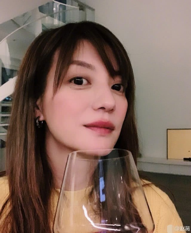 Triệu Vy lại khiến fan hâm mộ lo lắng khi lộ dấu hiệu đã ly thân, chỉ một mình cô đơn uống rượu ngày lễ quan trọng - Ảnh 4.