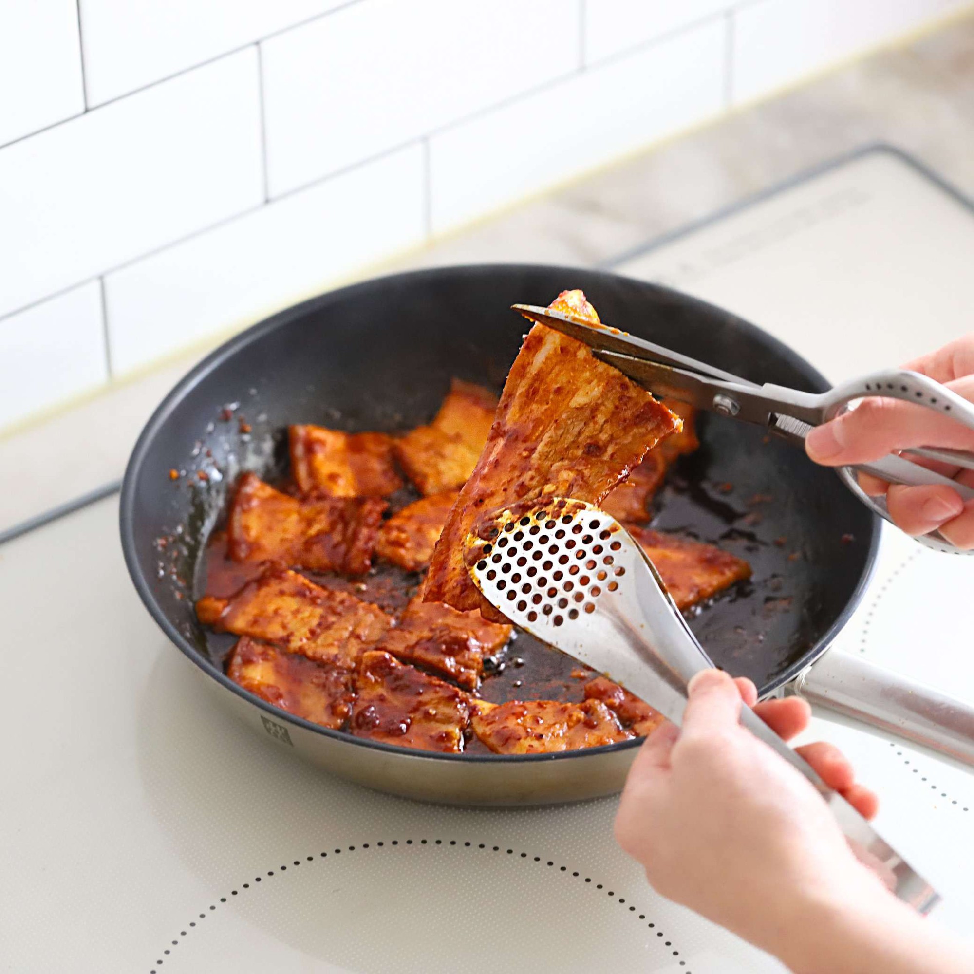 Từ khi học được c&aacute;ch l&agrave;m thịt &aacute;p chảo kiểu H&agrave;n, t&ocirc;i tiết kiệm được bao nhi&ecirc;u tiền v&igrave; kh&ocirc;ng phải ra tiệm ăn nữa - Ảnh 4.