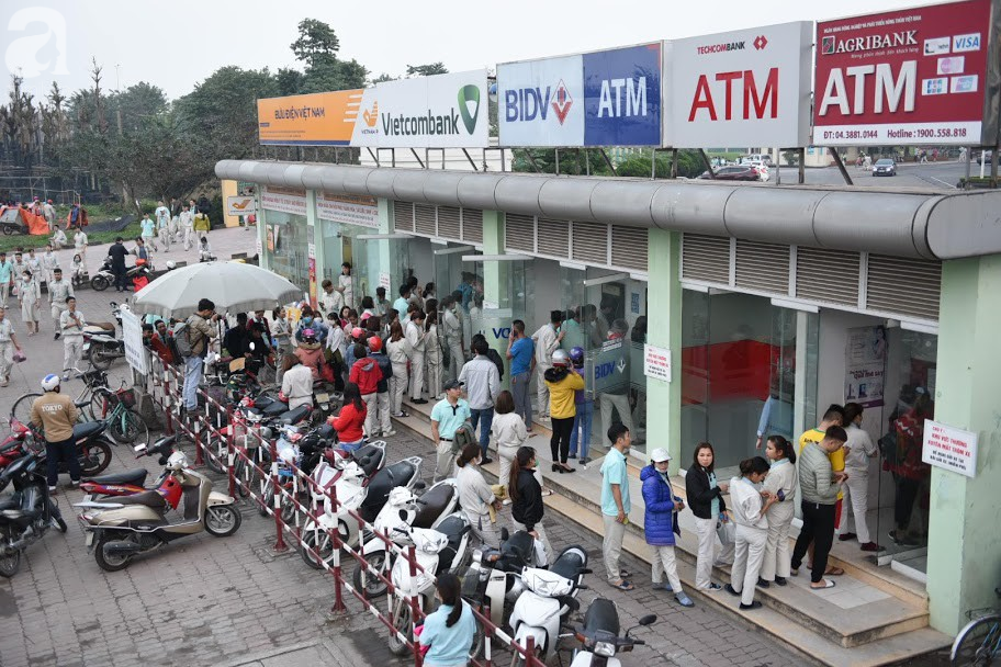 Hà Nội: Công nhân xếp hàng dài chờ rút tiền từ cây ATM mới dám về quê ăn Tết - Ảnh 2.