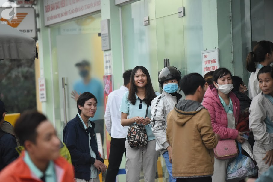 Hà Nội: Công nhân xếp hàng dài chờ rút tiền từ cây ATM mới dám về quê ăn Tết - Ảnh 4.