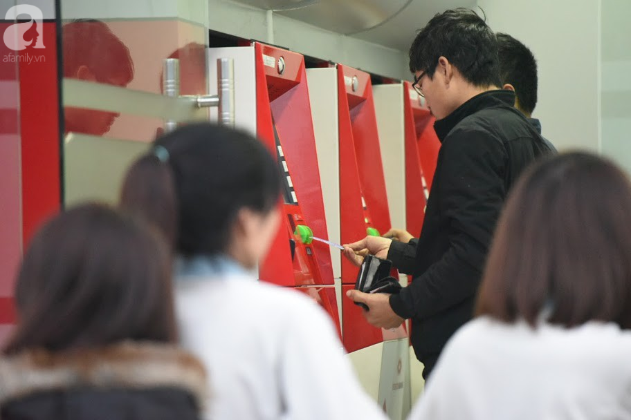 Hà Nội: Công nhân xếp hàng dài chờ rút tiền từ cây ATM mới dám về quê ăn Tết - Ảnh 5.
