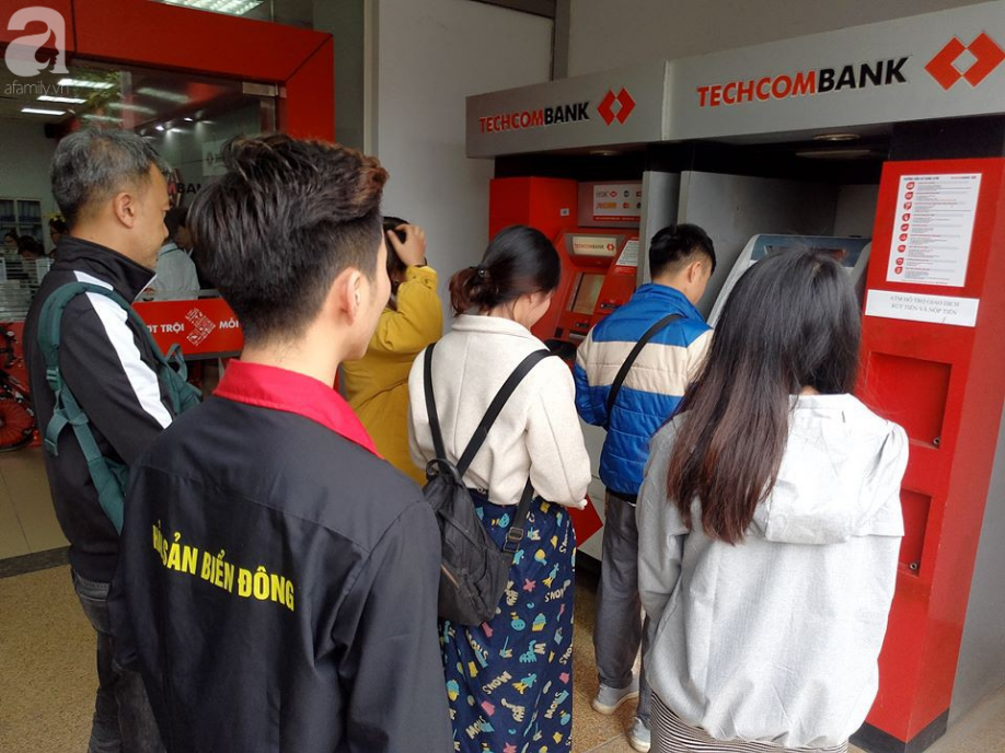 Hà Nội: Công nhân xếp hàng dài chờ rút tiền từ cây ATM mới dám về quê ăn Tết - Ảnh 1.