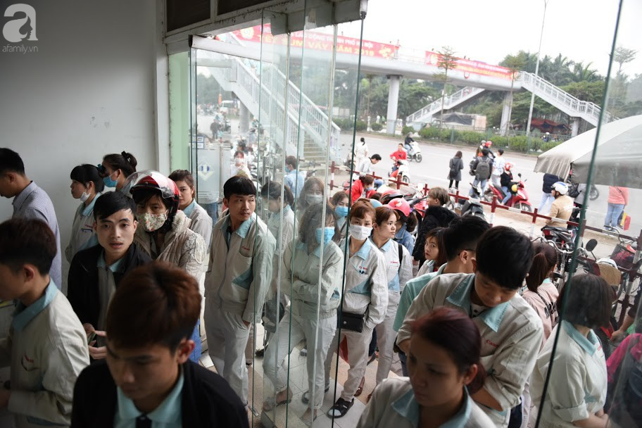 Hà Nội: Công nhân xếp hàng dài chờ rút tiền từ cây ATM mới dám về quê ăn Tết - Ảnh 6.