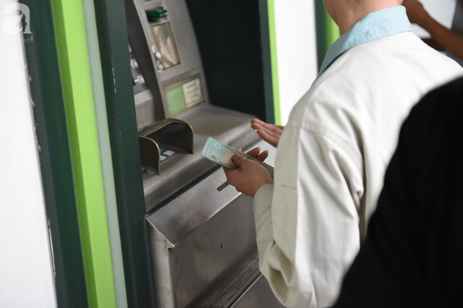 Hà Nội: Công nhân xếp hàng dài chờ rút tiền từ cây ATM mới dám về quê ăn Tết - Ảnh 7.