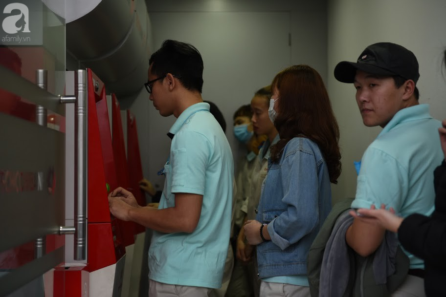 Hà Nội: Công nhân xếp hàng dài chờ rút tiền từ cây ATM mới dám về quê ăn Tết - Ảnh 8.