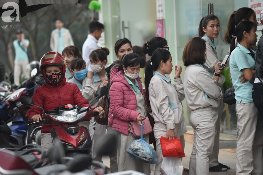 Hà Nội: Công nhân xếp hàng dài chờ rút tiền từ cây ATM mới dám về quê ăn Tết - Ảnh 12.