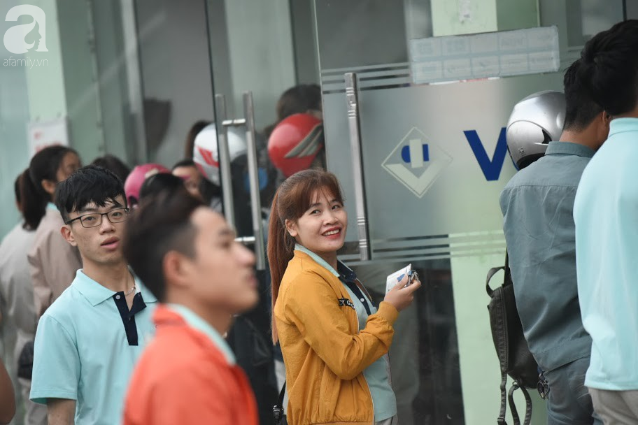 Hà Nội: Công nhân xếp hàng dài chờ rút tiền từ cây ATM mới dám về quê ăn Tết - Ảnh 13.