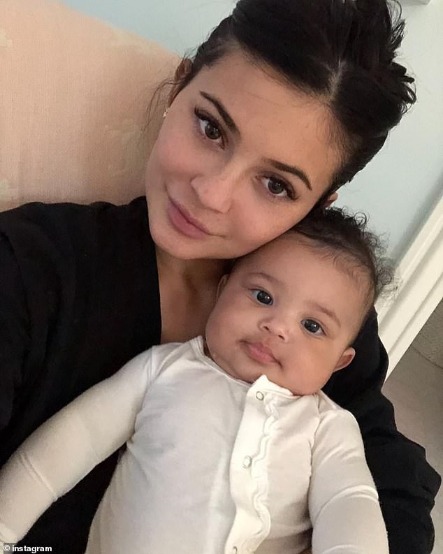 Cả nhà Kardashian cùng đăng loạt ảnh cưng hết cỡ về con gái 1 tuổi của Kylie, ai nhìn cũng muốn có con ngay! - Ảnh 1.