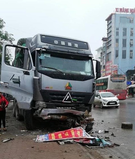 Hà Nội: Xe tải lao vào vỉa hè ban đêm đè bẹp một taxi khiến một người tử vong - Ảnh 2.