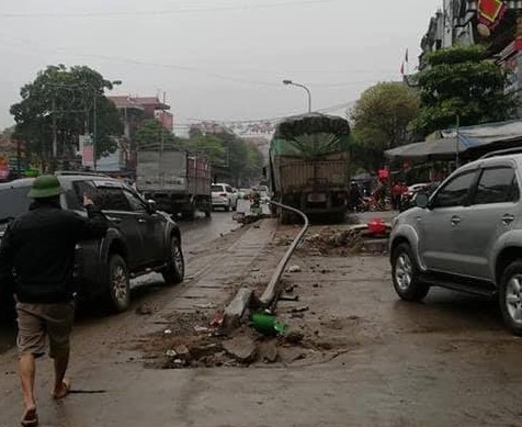Hà Nội: Xe tải lao vào vỉa hè ban đêm đè bẹp một taxi khiến một người tử vong - Ảnh 4.