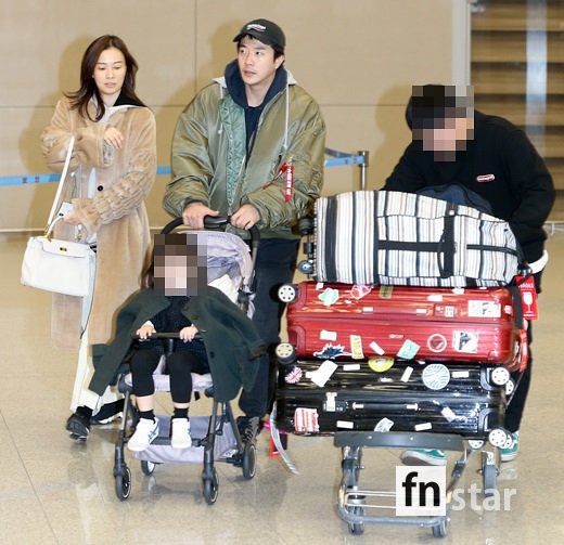 Vợ chồng tài tử Kwon Sang Woo và Hoa hậu Hàn lần đầu công khai đi cùng con gái tại sân bay, còn khoe mặt mộc 100% - Ảnh 1.