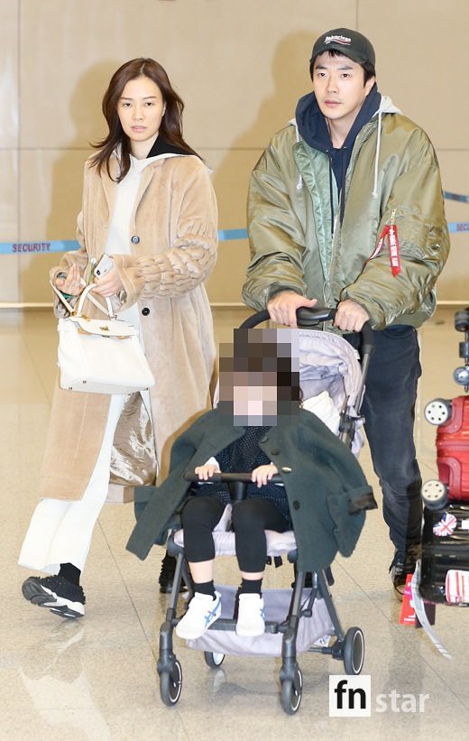Vợ chồng tài tử Kwon Sang Woo và Hoa hậu Hàn lần đầu công khai đi cùng con gái tại sân bay, còn khoe mặt mộc 100% - Ảnh 2.