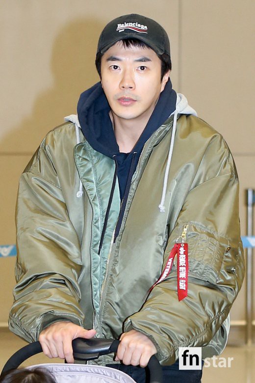 Vợ chồng tài tử Kwon Sang Woo và Hoa hậu Hàn lần đầu công khai đi cùng con gái tại sân bay, còn khoe mặt mộc 100% - Ảnh 5.