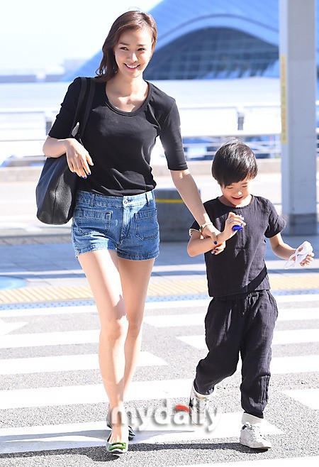Vợ chồng tài tử Kwon Sang Woo và Hoa hậu Hàn lần đầu công khai đi cùng con gái tại sân bay, còn khoe mặt mộc 100% - Ảnh 8.