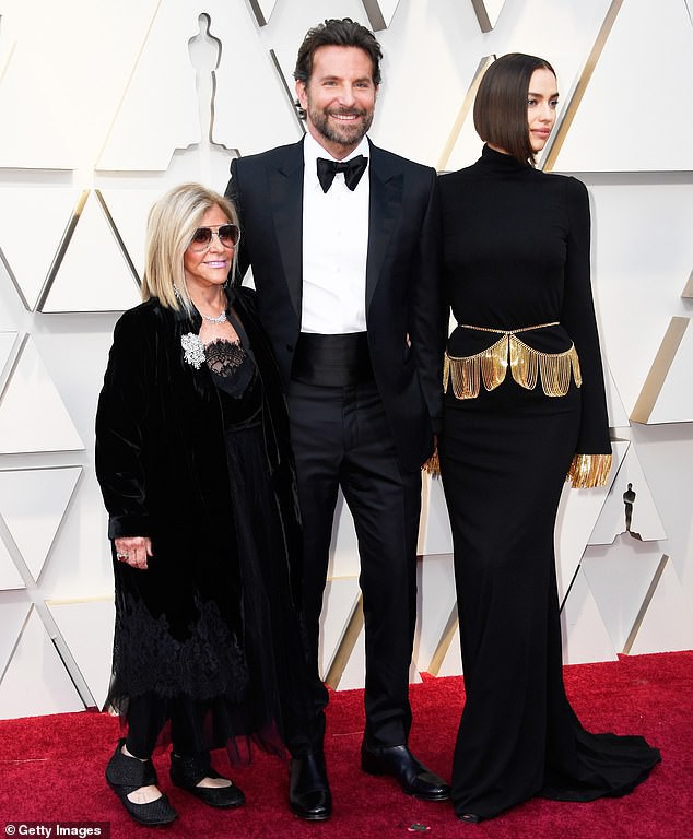 Bradley Cooper và hành động gây sốt toàn thế giới khi đứng giữa 2 người phụ nữ - Ảnh 1. Bradley Cooper và hành động gây sốt toàn thế giới khi đứng giữa 2 người phụ nữ - Ảnh 1.
