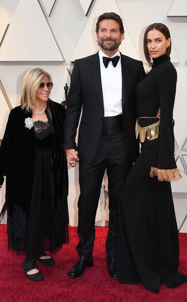 Bradley Cooper và hành động gây sốt toàn thế giới khi đứng giữa 2 người phụ nữ - Ảnh 2. Bradley Cooper và hành động gây sốt toàn thế giới khi đứng giữa 2 người phụ nữ - Ảnh 2.