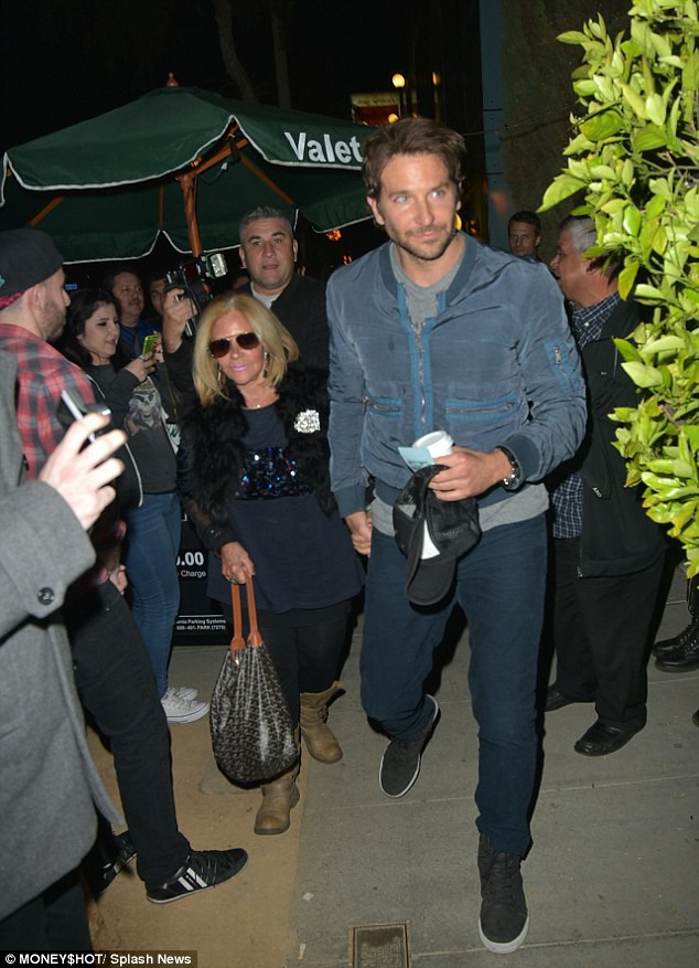 Bradley Cooper và hành động gây sốt toàn thế giới khi đứng giữa 2 người phụ nữ - Ảnh 3. Bradley Cooper và hành động gây sốt toàn thế giới khi đứng giữa 2 người phụ nữ - Ảnh 3.
