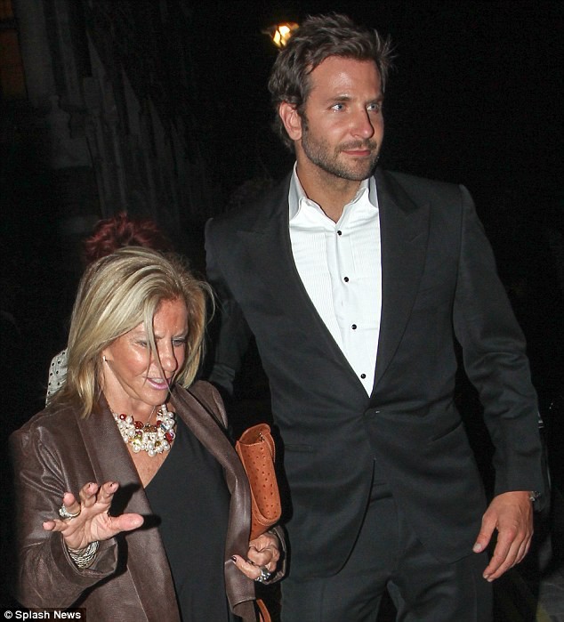 Bradley Cooper và hành động gây sốt toàn thế giới khi đứng giữa 2 người phụ nữ - Ảnh 4. Bradley Cooper và hành động gây sốt toàn thế giới khi đứng giữa 2 người phụ nữ - Ảnh 4.
