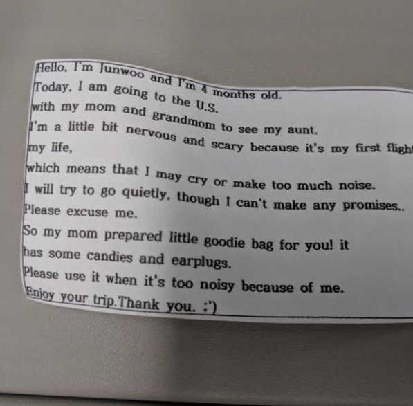 Cho con 4 tháng tuổi đi máy bay, bà mẹ gửi kẹo và bịt tai cho 200 hành khách nhưng đáng chú ý là tờ giấy đính kèm - Ảnh 2.